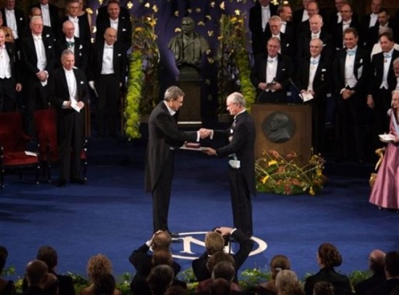 Orhan Pamuk recebendo o Prêmio Nobel de Literatura em 2006