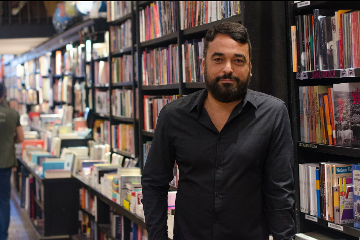 Romance de Alex Andrade é, ao mesmo tempo, social e existencial