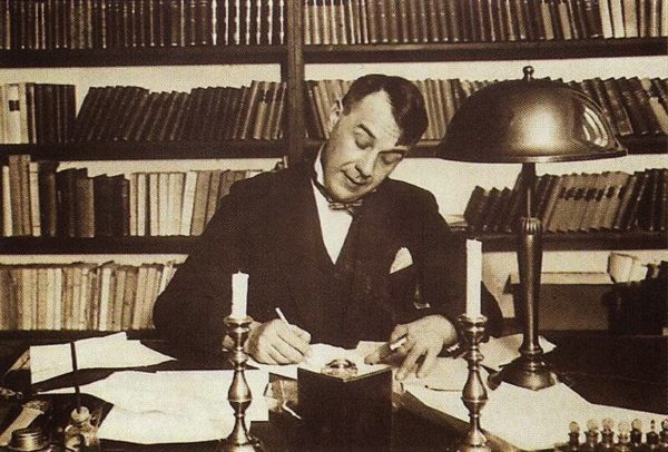 Dezsö Köstolányi escrevendo sobre Kornél Esti